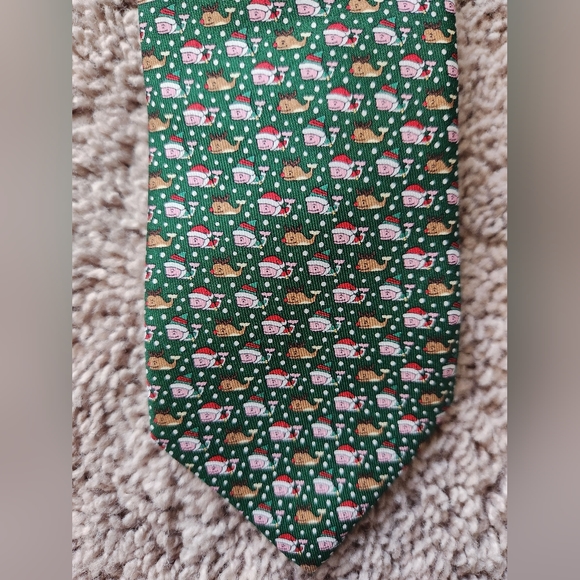 NEW Vineyard Vines Santa's Helper 100% Silk Christmas Green Tie. NWT - Picture 2 of 5